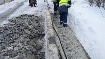 Рабочие ремонтируют мост