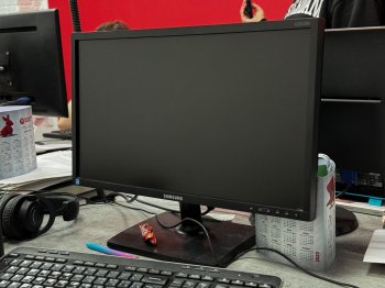 Выключенный монитор и клавиатура