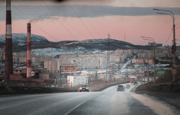 Машины едут по дороге из Колы в Мурманск