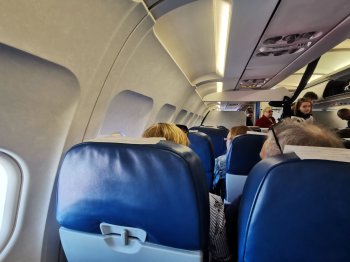 Пассажиры сидят в самолёте.