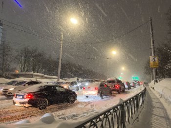 Автомобильная пробка на дороге зимой