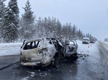Сгоревший автомобиль после ДТП.