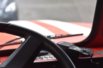 Часть руля и капота  пожарного автомобиля.