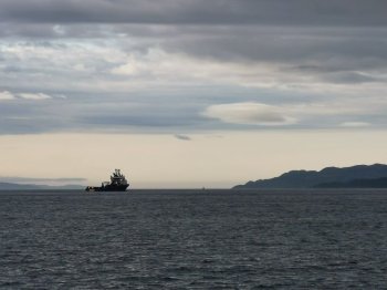 Судно в далеко в море