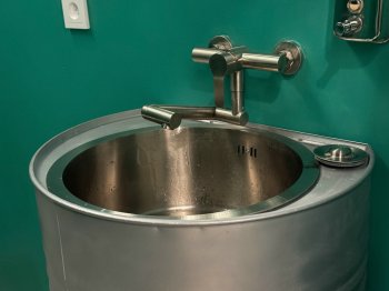 Раковина в общественном туалете.