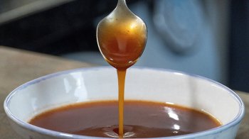 ложка со стекающим соусом