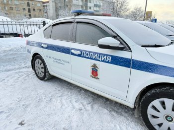 Машина ДПС стоит на парковке.