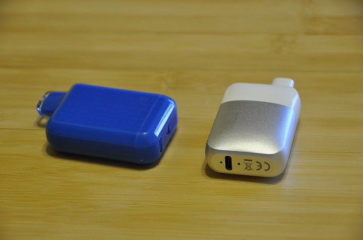 Вейпы на столе.