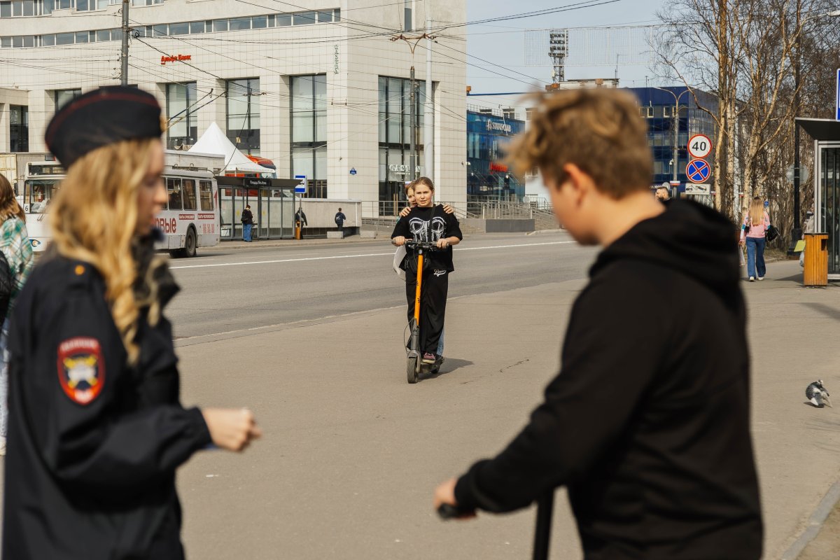 Подростки на самокате и полиция
