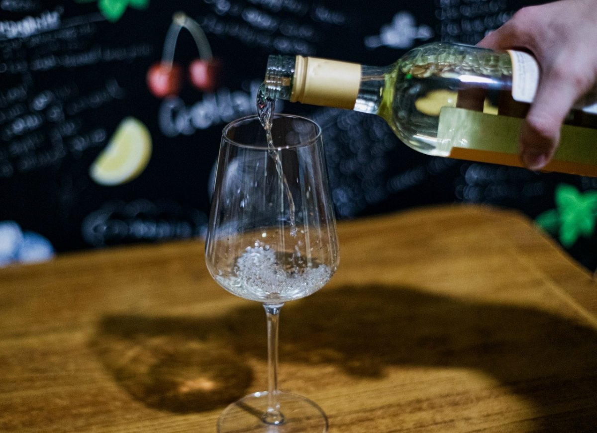 Вино в бокале.