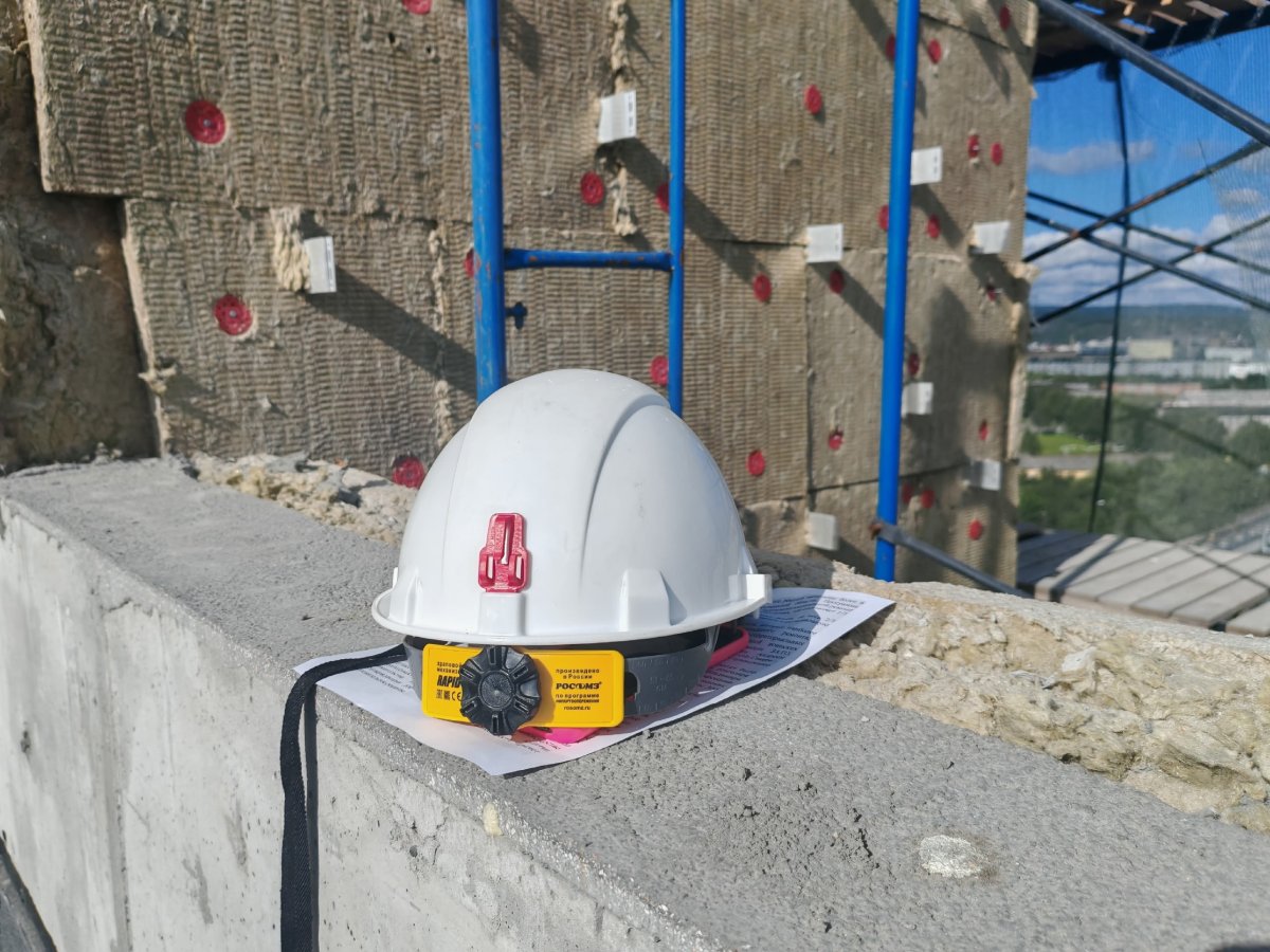 Каска строителя на объекте