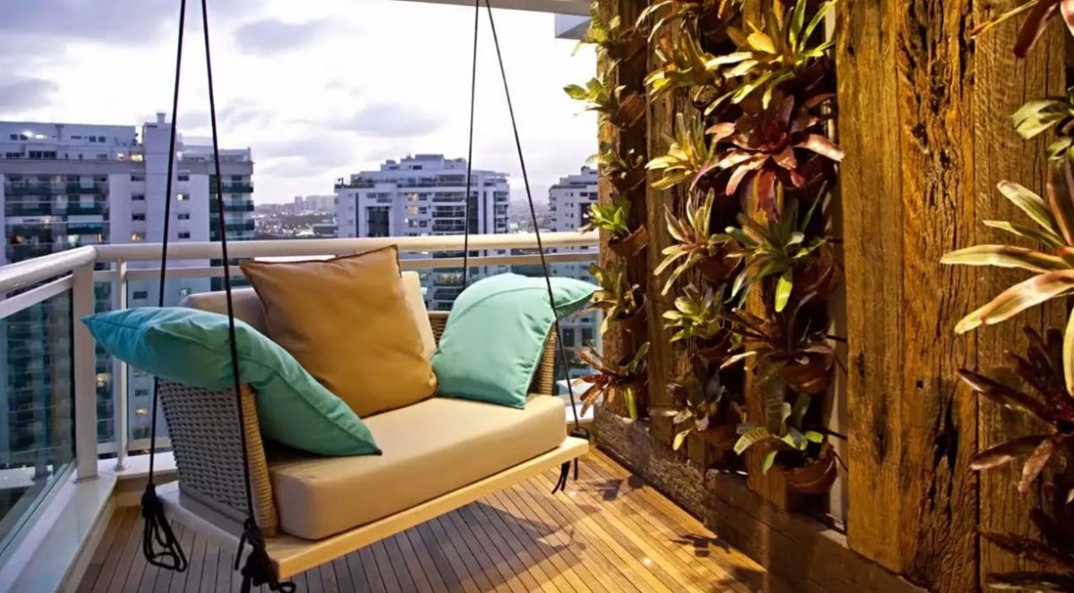 качель на балконе