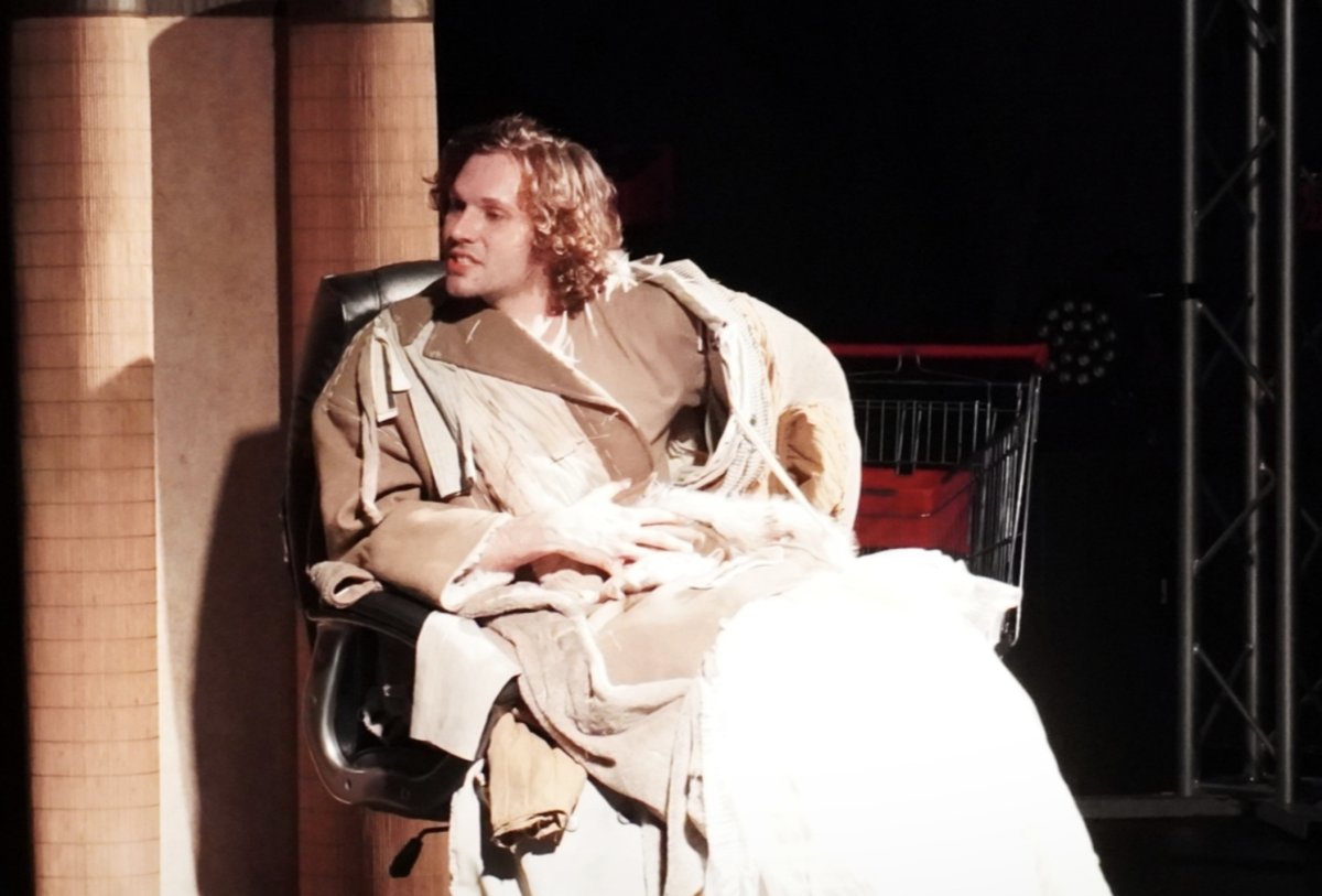 Денис Степанов в спектакле «86-е МАРТОБРЯ»