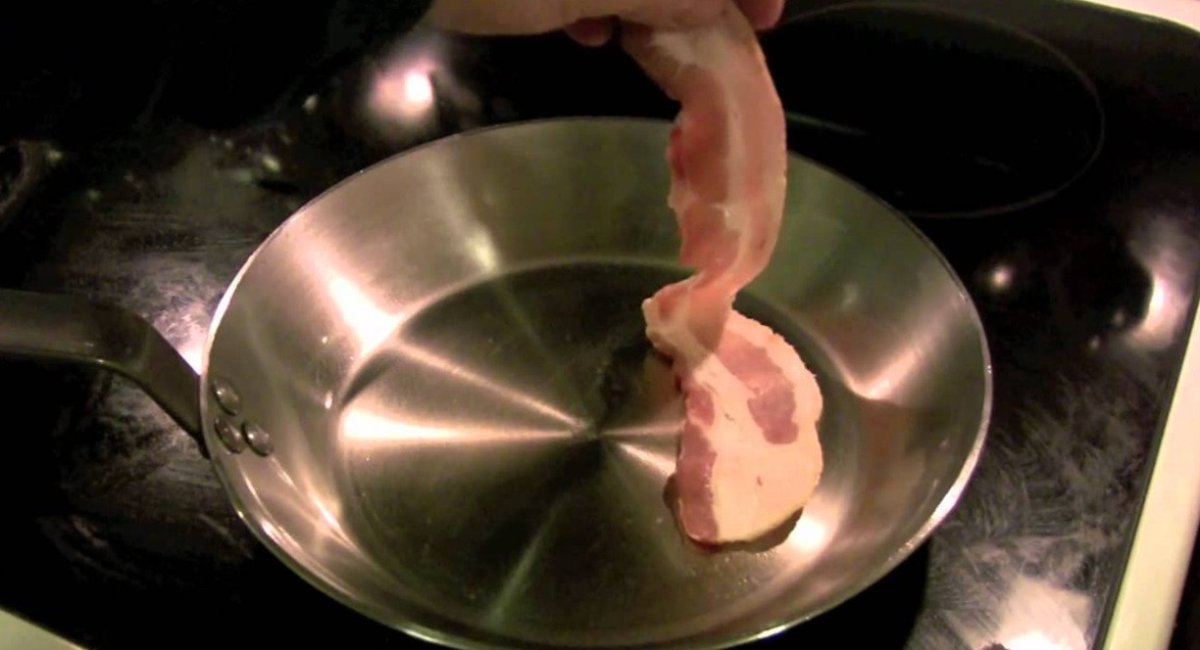 жарим на сковороде бекон