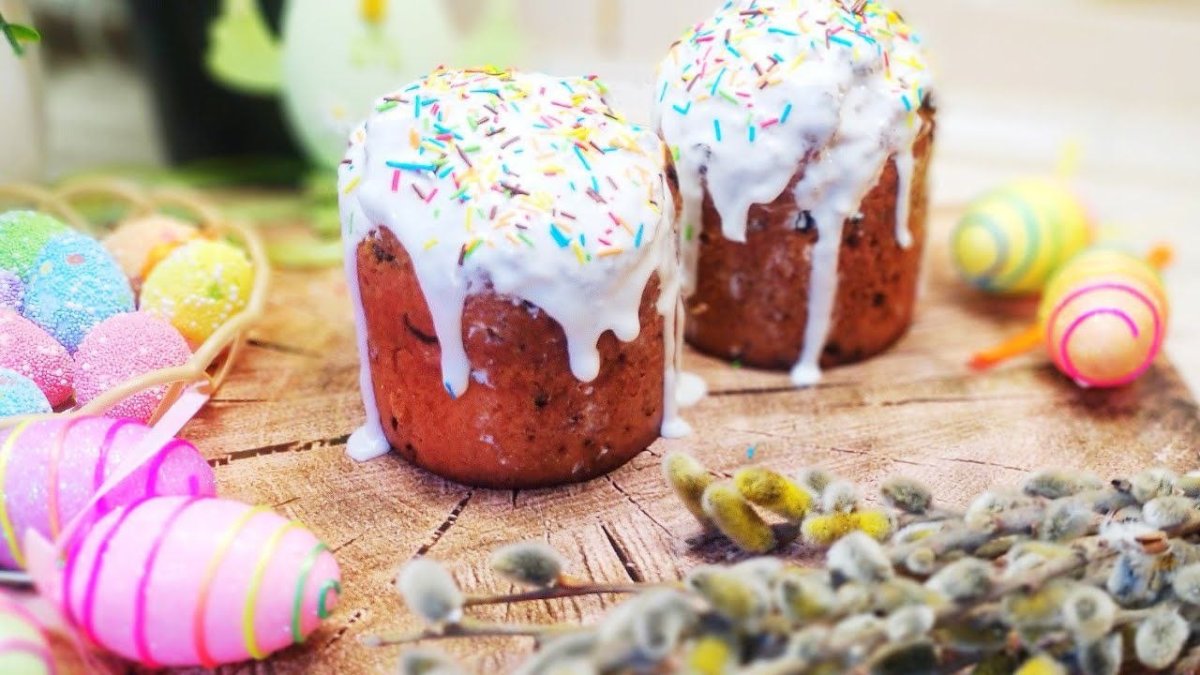 куличи с глазурью и цветные яйца