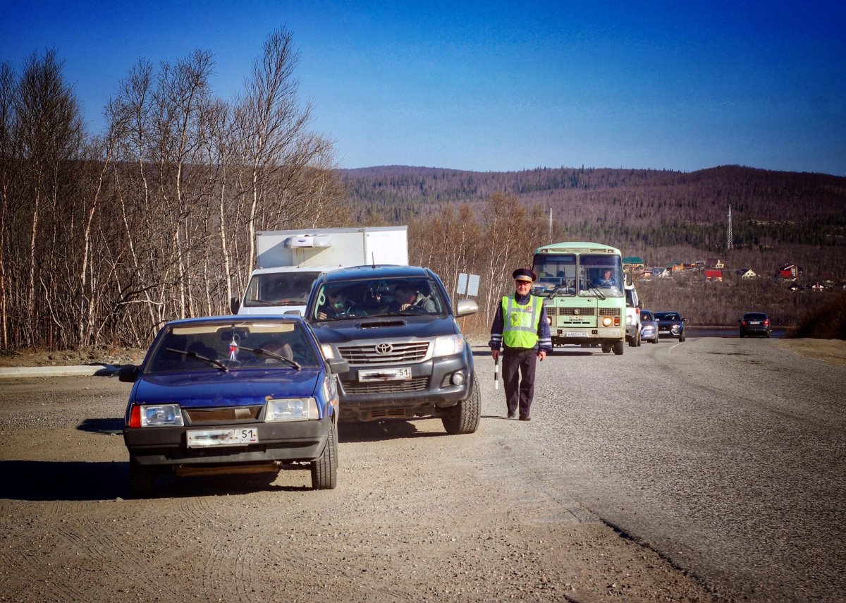 Госавтоинспекторы проверяют автомобили в Мурманской области