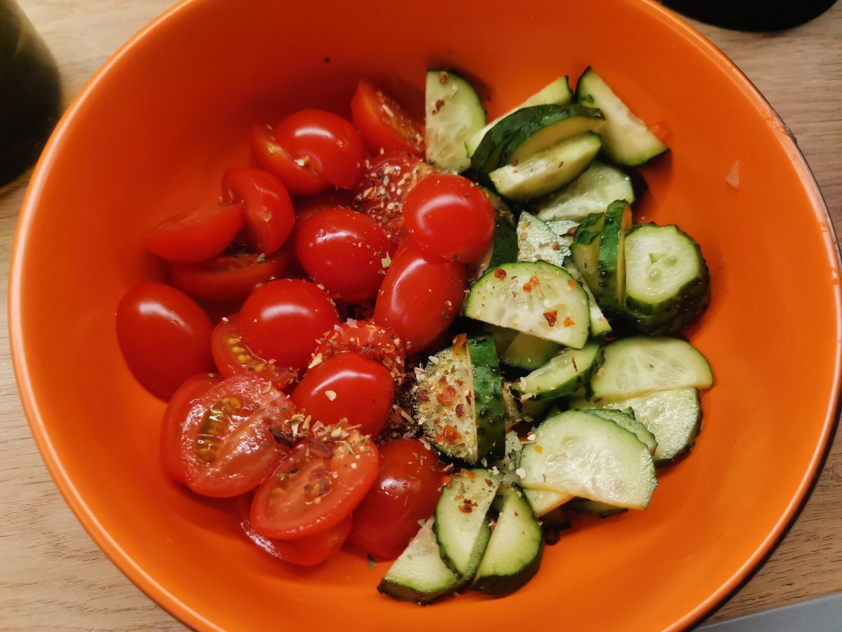 Салат из огурцов и помидоров