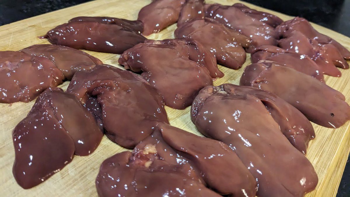 кусочки печени на разделочной доске