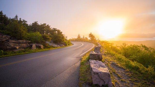 солнечная дорога с крутым поворотом