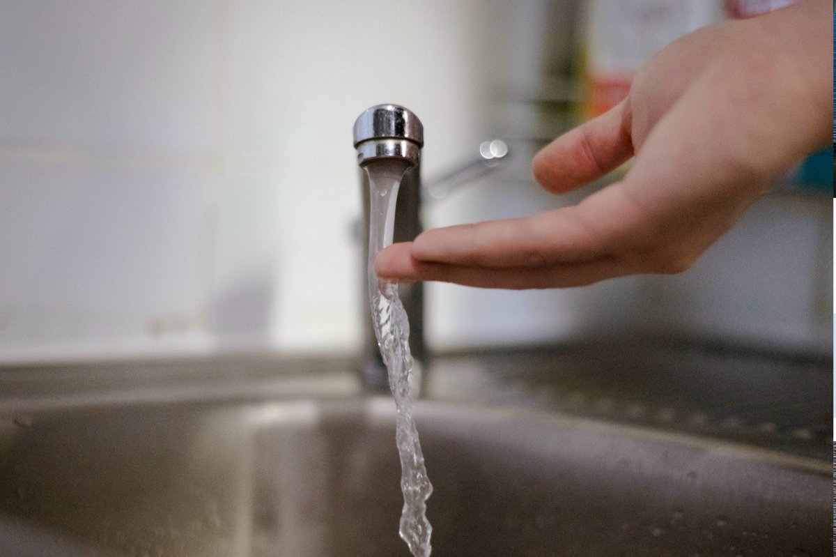 Вода течёт из-под крана.