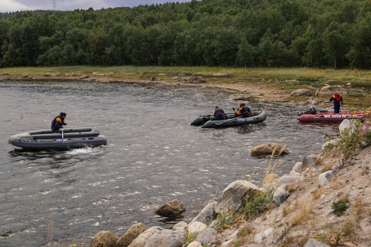 Лодки в реке.