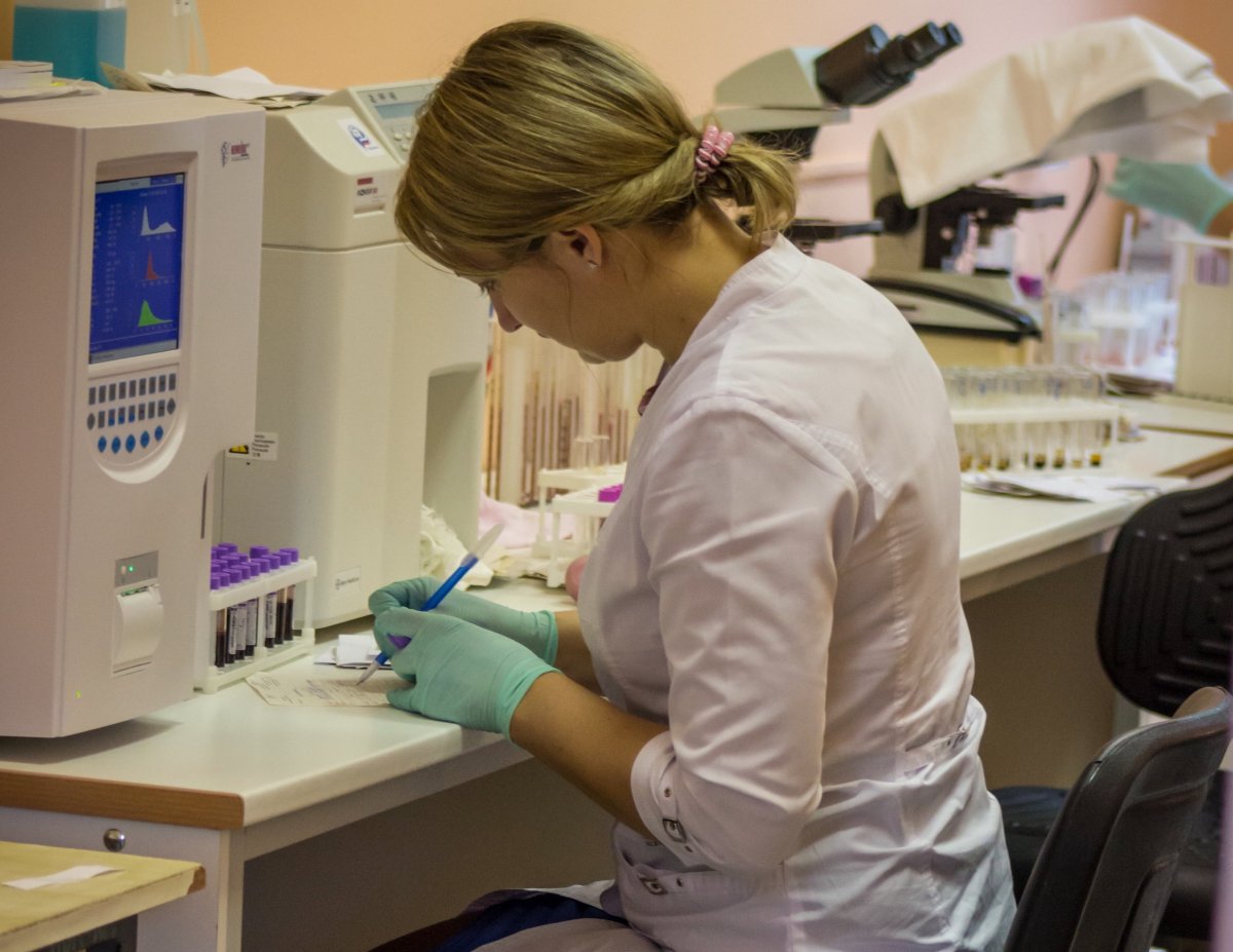 Медицинский лаборант за работой