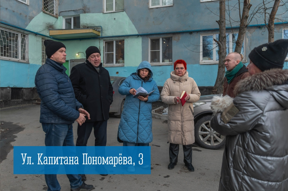 Жители на встрече возле многоквартирного дома