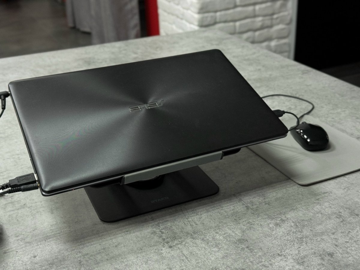 Ноутбук на столе.