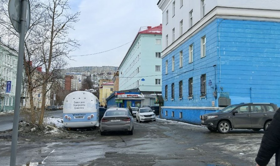 Автомобили припаркованные на тротуаре