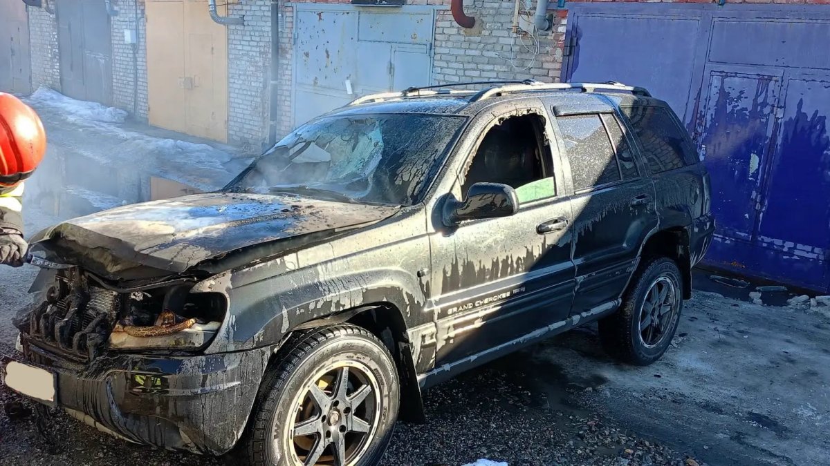 Сгоревший внедорожник в Апатитах