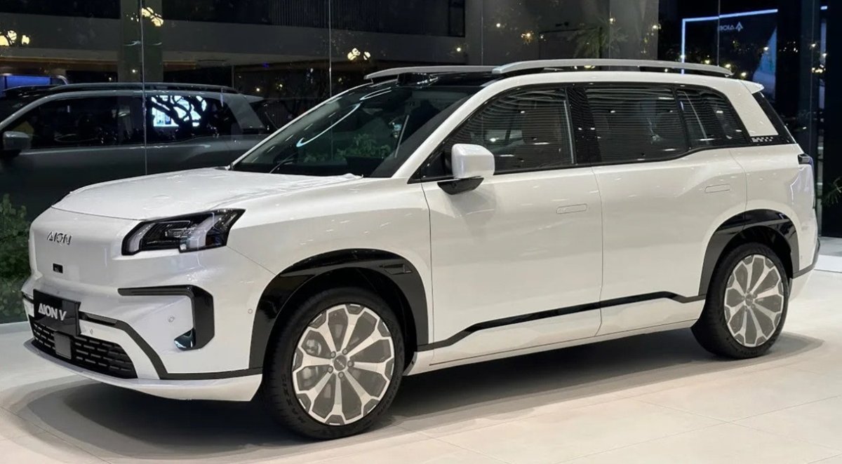 новый белый автомобиль