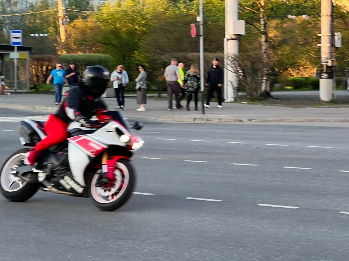 Мотоциклист едет по центральной улице Мурманска