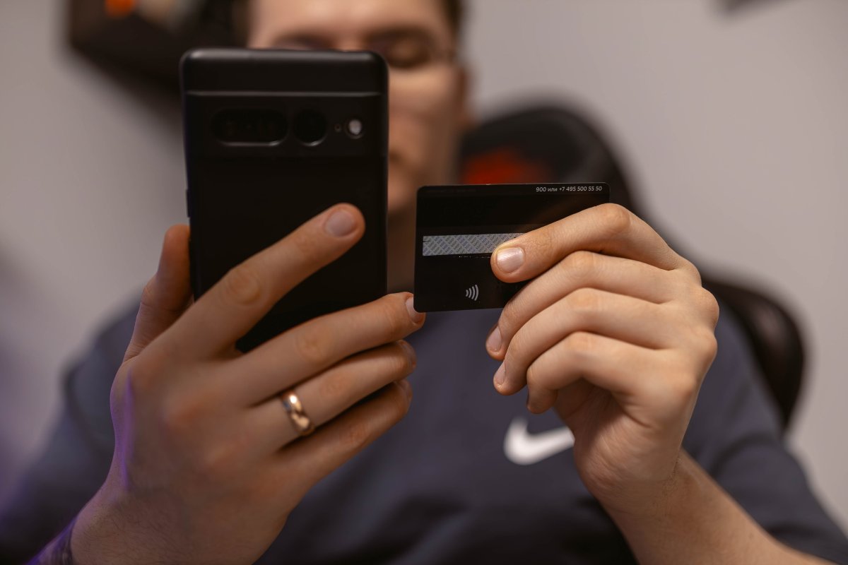 Телефон и банковская карта