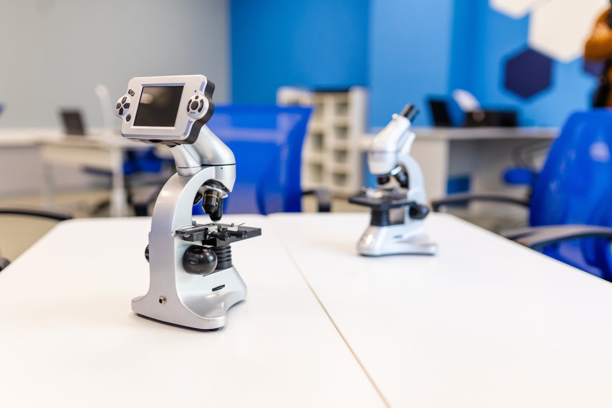 Микроскопы в учебном классе.