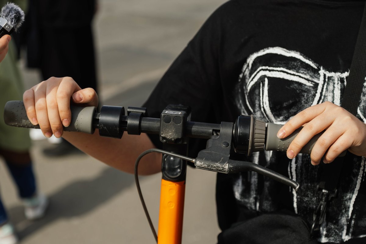 Руки на руле самоката