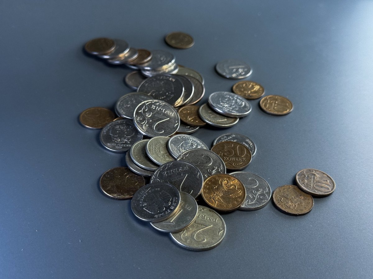 Монеты на столе.