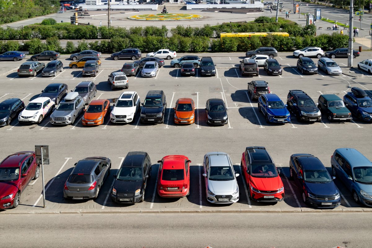 Парковка автомобилей в Мурманске