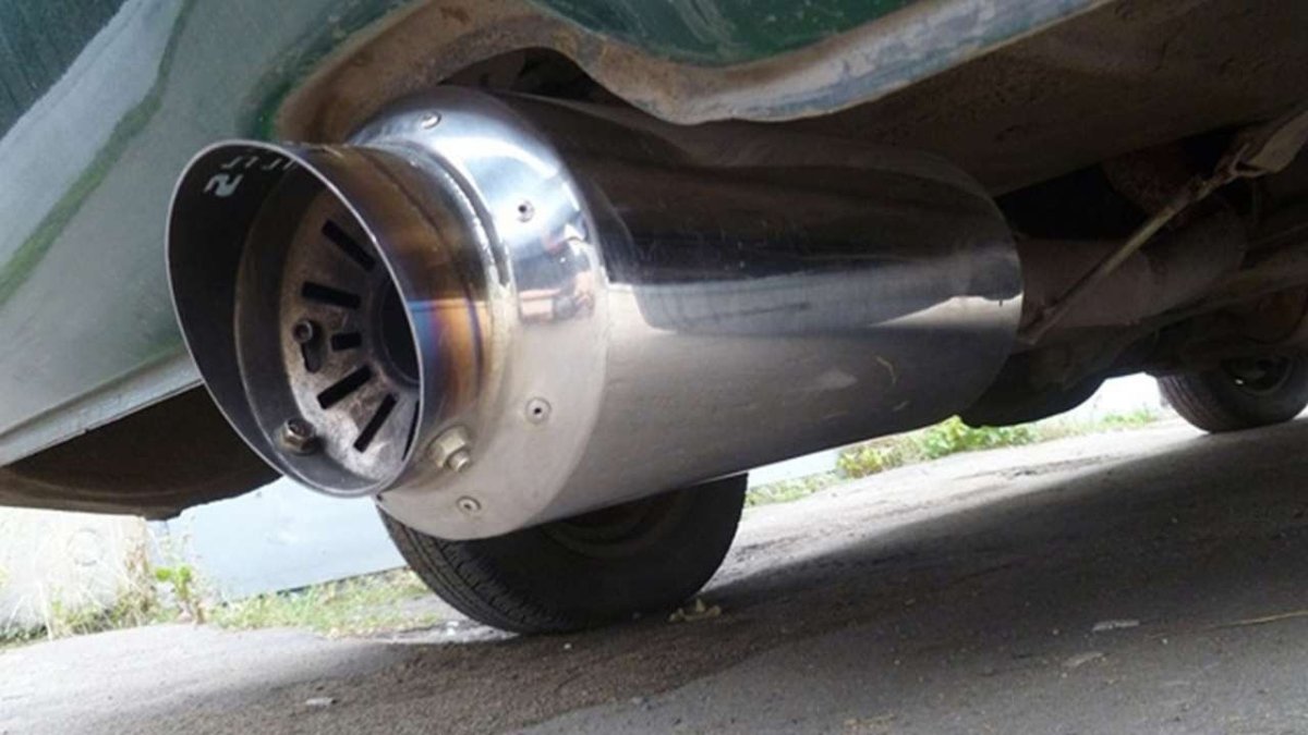 вид снизу на выхлопную трубу автомобиля