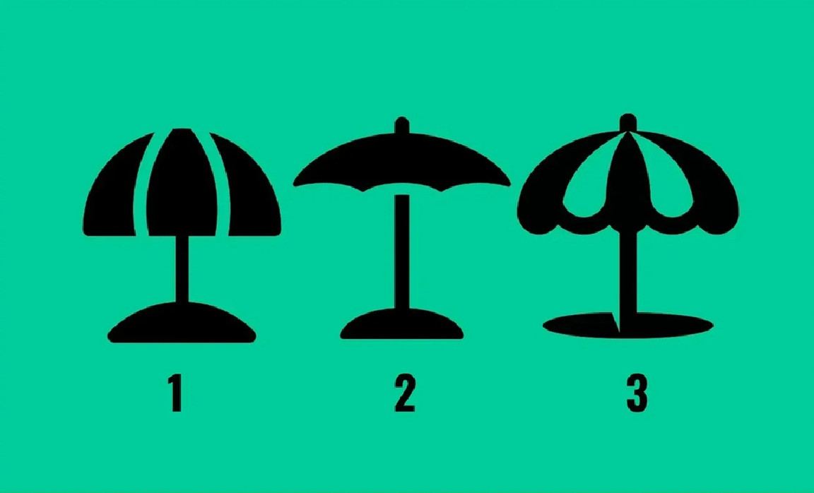 три пляжных зонта