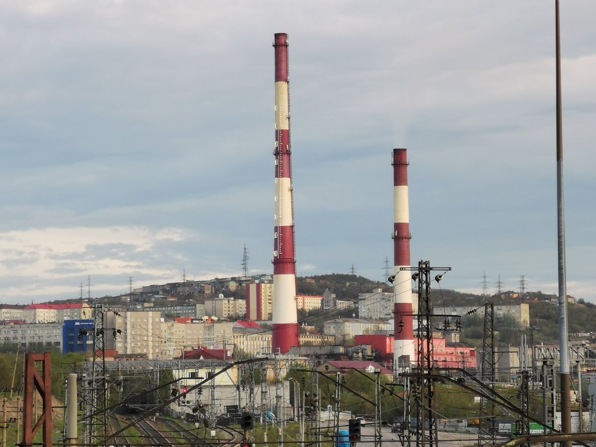 Трубы ТЭЦ на фоне города