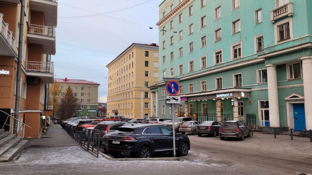 Улица с домами в Мурманске