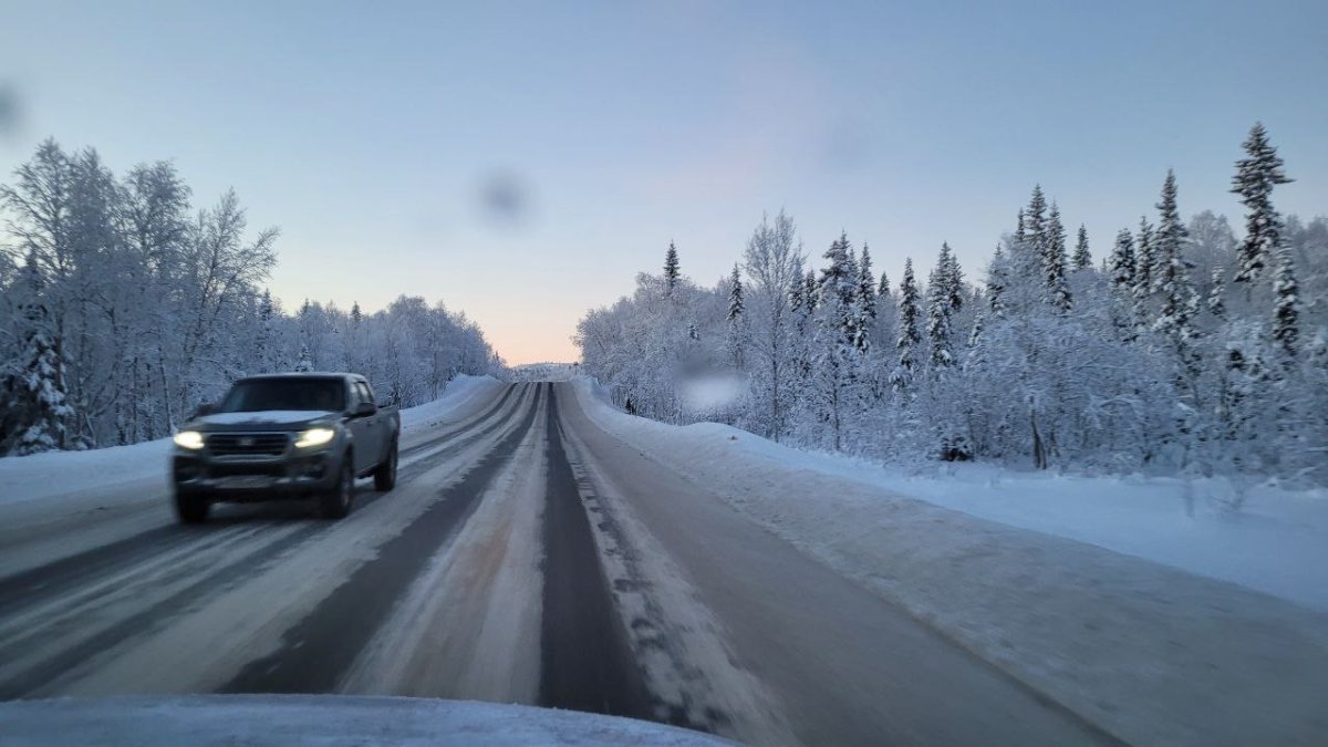 Заснеженная дорога в Мурманской области