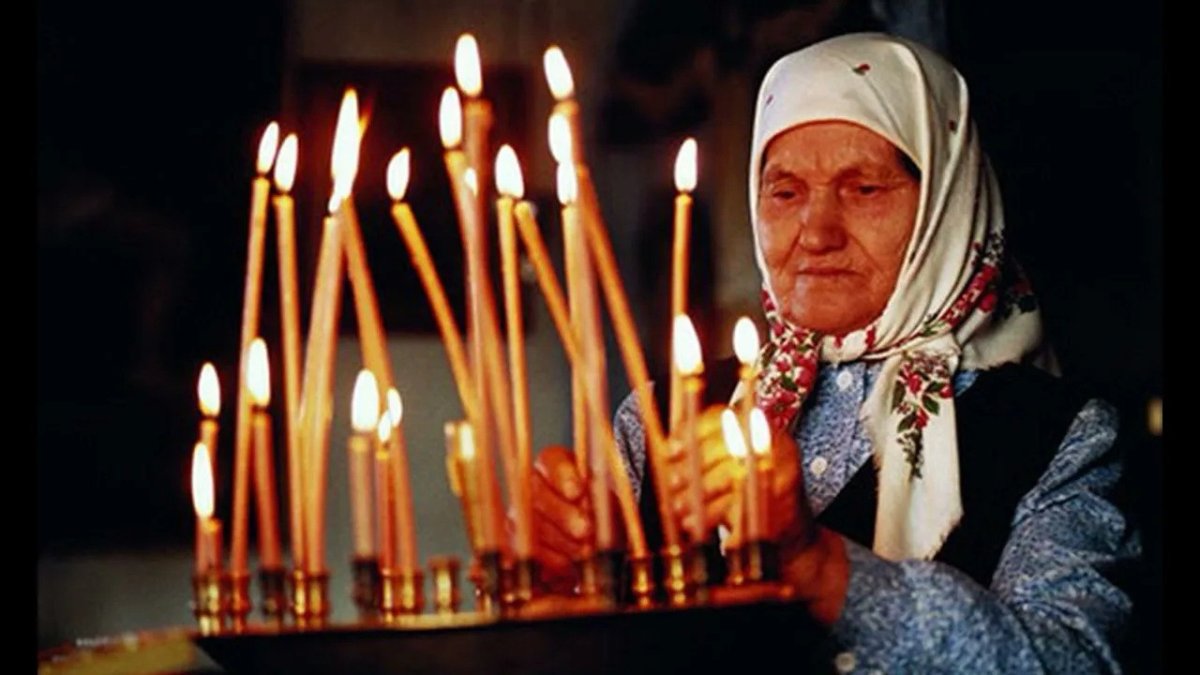 старушка молится