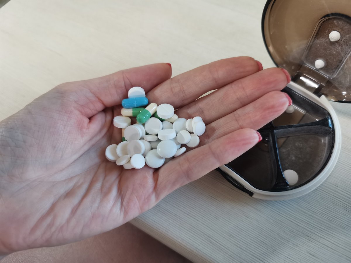 Горсть таблеток в руке