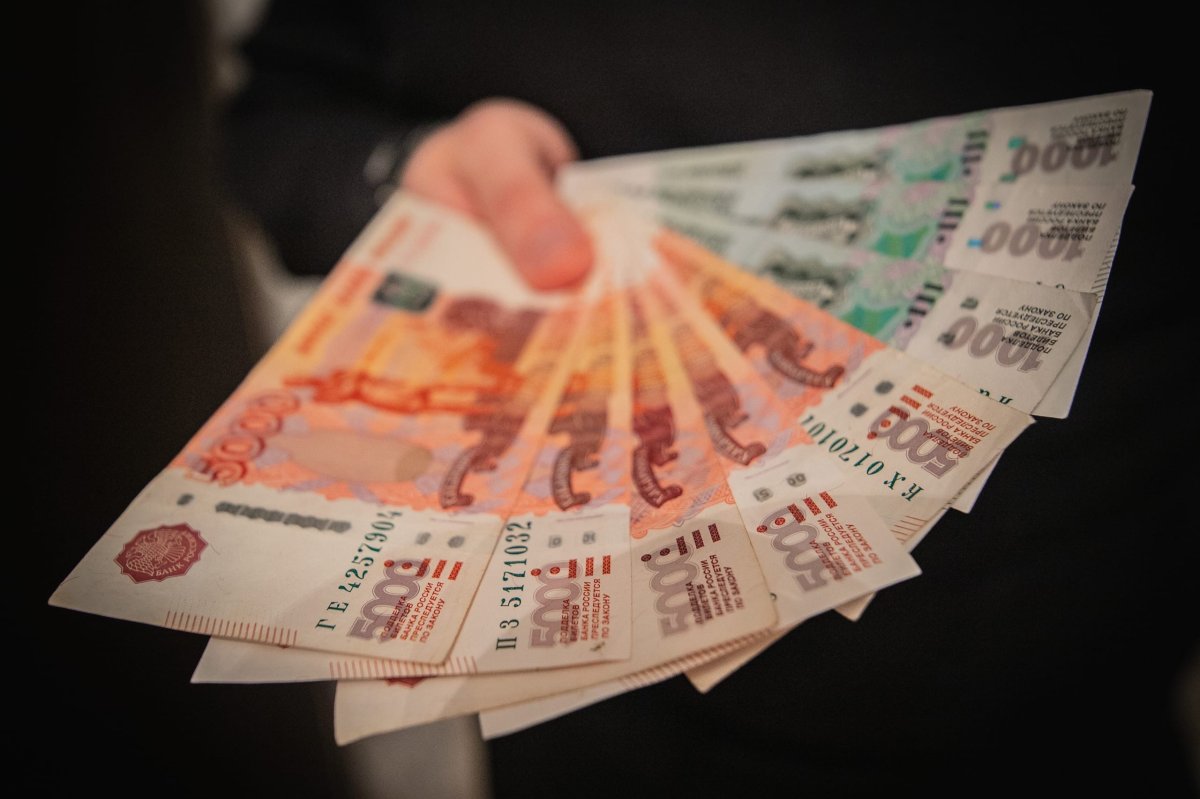 пачка денег в руке