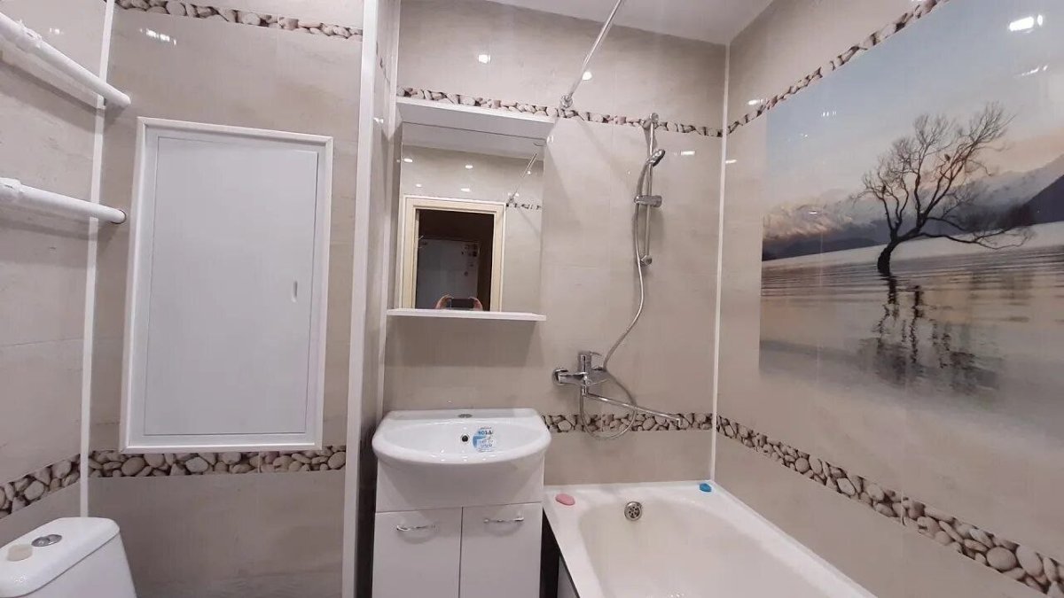 ванна, отделанная светлыми ПВХ-панелями