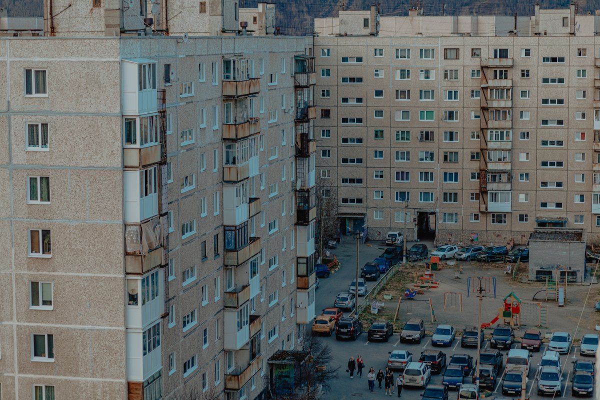 Двор панельной девятиэтажки