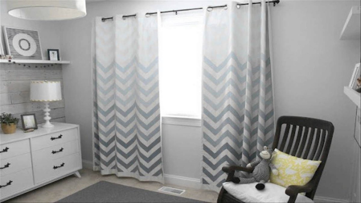 светлые шторы с принтом зигзаг