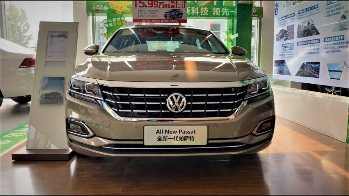 светлый VW Passat в салоне