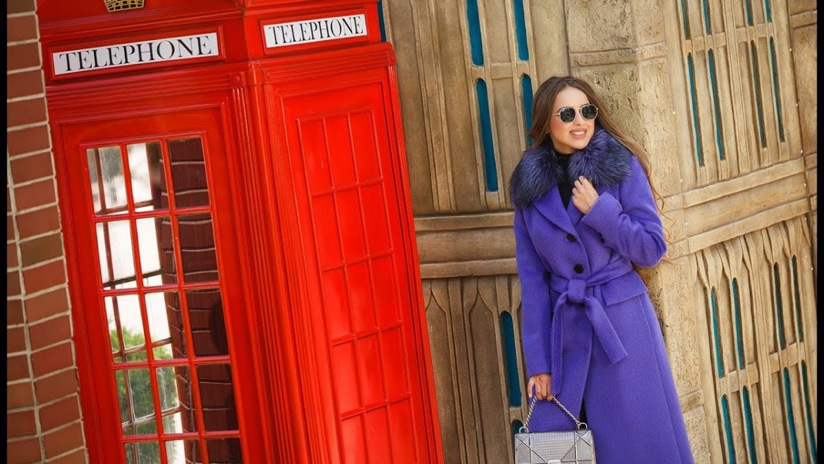 девушка я в я рко-голубом пальто